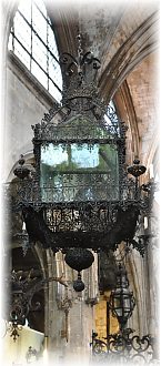 Crèche-lanterne suspendue dans la nef