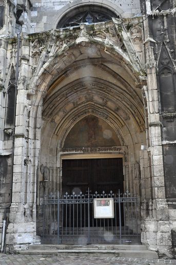 L'entrée du musée et les ruines du portail de l'église Saint-Laurent