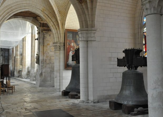 Le bas–côté sud avec ses cloches et vue vers le déambulatoire