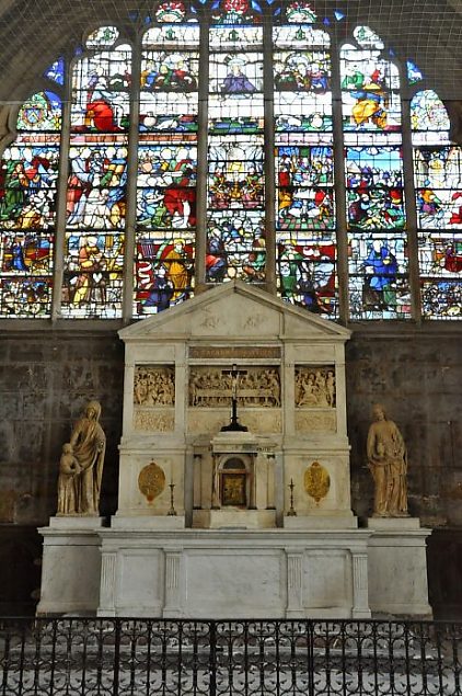 Chapelle du Saint-Ciboire et son retable du XVIIe siècle de François  Girardon 