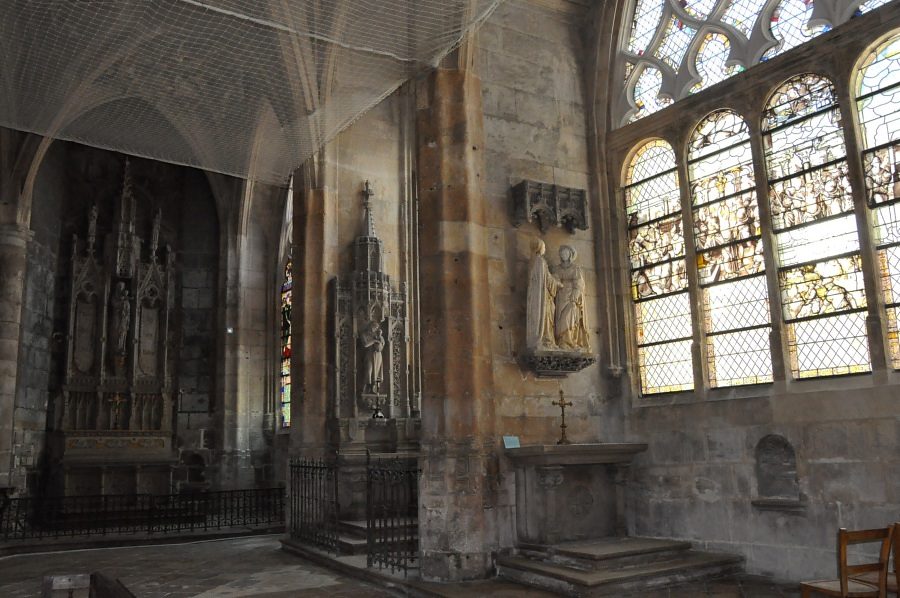 Déambulatoire sud avec la chapelle de Jean Vestier à droite, suivie de la chapelle Saint–Joseph