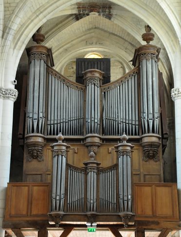 L'orgue de tribune, dû à René Cochu, date de 1806.