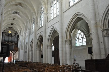 La nef et l'orgue vus depuis le chœur