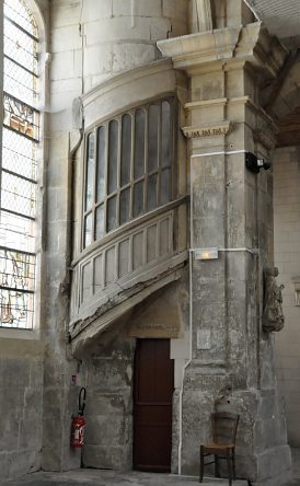 Tourelle d'escalier en pierre dans le bas–côté sud