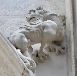 Décoration sur le côté sud, un lion