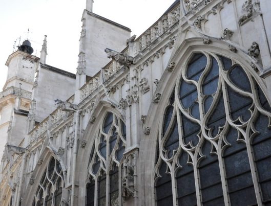 Le côté nord avec ses fenêtres gothiques, ses pilastres, ses galbes et ses gargouilles (XVIe siècle)