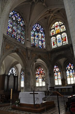 Le chœur et ses vitraux