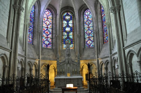 Chapelle axiale de la Vierge et ses vitraux du XIIIe siècle,  restaurés au XIXe