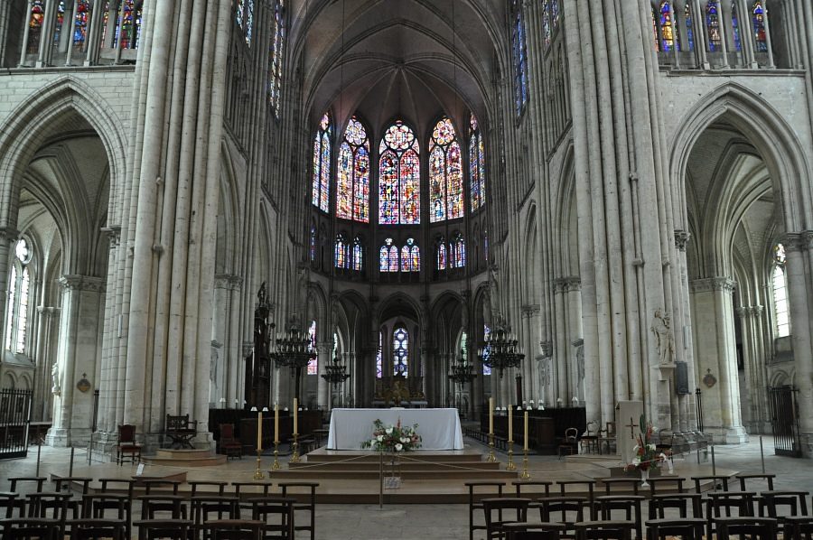 Le chœur et l'abside de la cathédrale Saint–Pierre–et–Saint–Paul