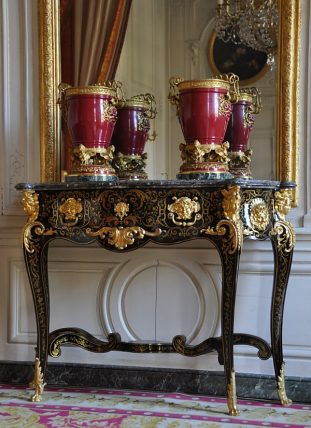 Table avec deux vases de porcelaine