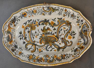 Plat ovale à décor floral, XVIIIe siècle