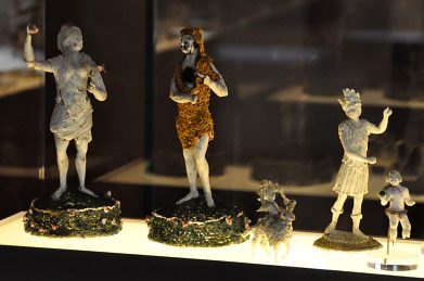 Personnages en verre émaillé