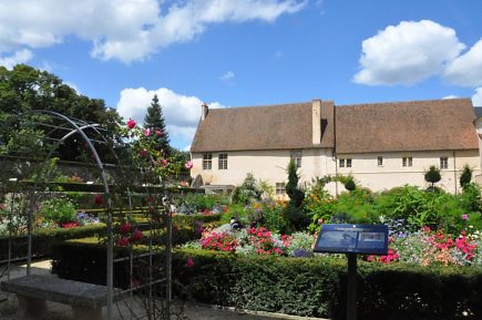 Le jardin sud et les bâtiments de l'ancienne abbaye Notre-Dame