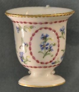 Tasse à décor de barbeaux