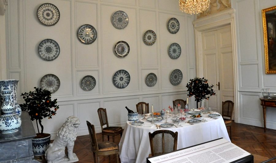 Salle du premier étage avec une sa table dressée en faïence de Rouen Salle du premier étage avec une sa table dressée en faïence de Rouen