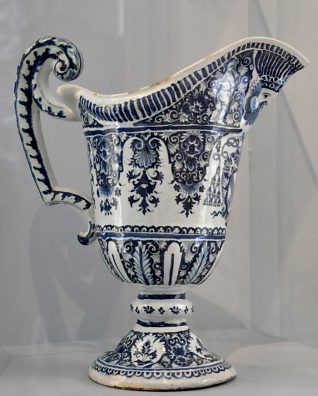 Aiguière aux armes de CharlesLouis Froulay de Tessé, évêque du Mans, Faïence de Rouen 1725 Aiguière aux armes de CharlesLouis Froulay de Tessé, évêque du Mans, Faïence de Rouen 1725