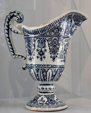 Aiguière aux armes de Charles–Louis Froulay de Tessé, évêque du Mans, Faïence de Rouen 1725