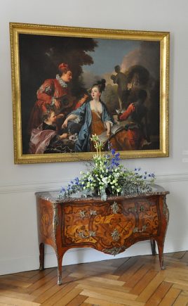Commode en tombeau, Paris, vers 1750 Commode en tombeau, Paris, vers 1750