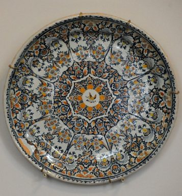 Plat décor rayonnant en camaïeu bleu et ocre Plat décor rayonnant en camaïeu bleu et ocre