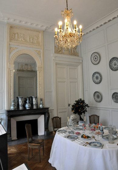 Salle du premier étage avec sa table dressée et sa cheminée