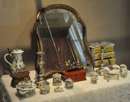 Table de toilette avec objets de faïence (dernier quart du XVIIIe siècle) Table de toilette avec objets de faïence (dernier quart du XVIIIe siècle)