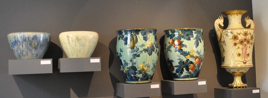 Cinq vases de Sèvres