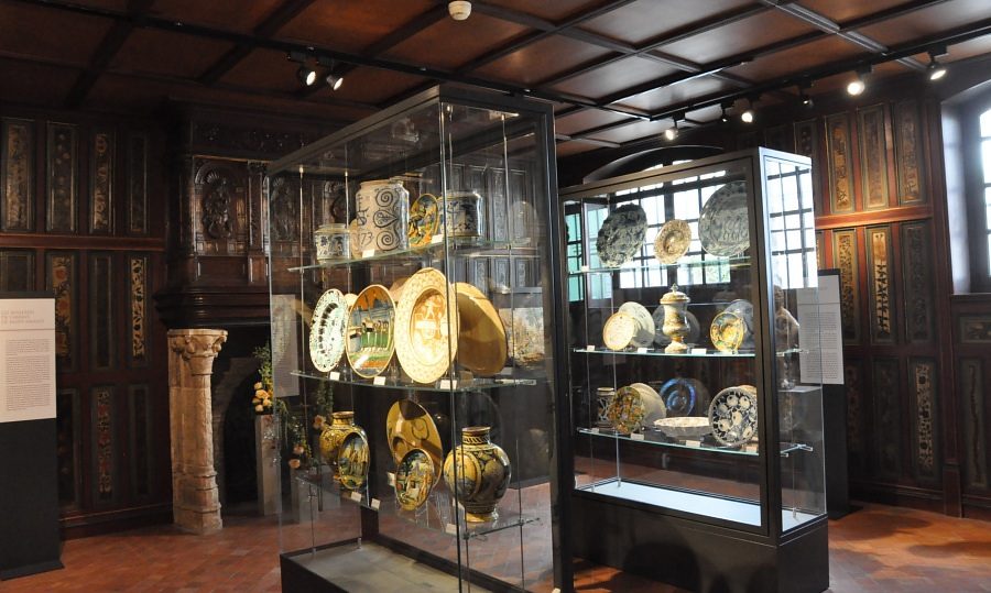 Vue d'ensemble de la salle des céramiques italiennes