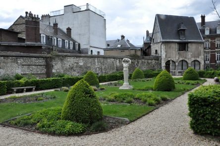 Le jardin de l'hôtel d'Hocqueville Le jardin de l'hôtel d'Hocqueville