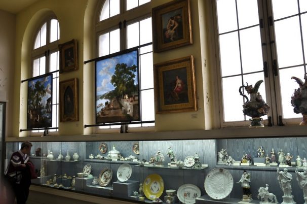 Vitrine du musée de Céramique de Sèvres