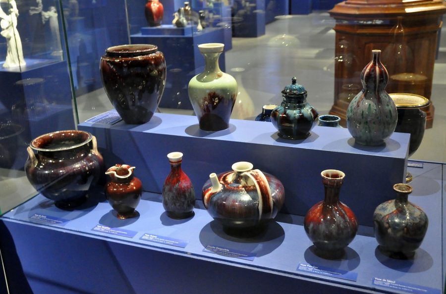 Vitrine de vases de Sèvres.