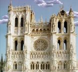 La partie supérieure de la façade de la cathédrale d'Amiens