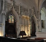 Le chœur vu de l'abside avec son mur en néogothique flamboyant bâti au XIXe siècle