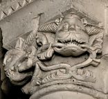 Chapiteau avec têtes d'animaux monstrueux dans la nef