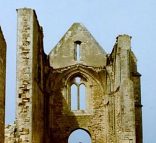 La façade et les anciennes élévations de la nef de l'ancienne abbatiale Notre-Dame