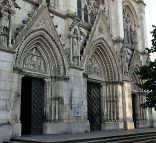 Les portails de l'église Saint-Léon et leurs bas-reliefs