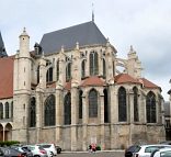 Le chevet de l'église Saint-Pierre à Saint-Julien-du-Sault