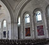 Élévations romanes dans la nef de l'abbaye aux Dames