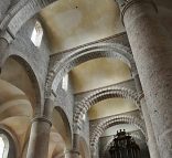 La célèbre voûte en berceaux transversaux de l'abbatiale Saint-Philibert à Tournus