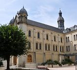 La chapelle du couvent des Sœurs servantes du Sacré Cœur de Jésus vue depuis l'entrée du couvent