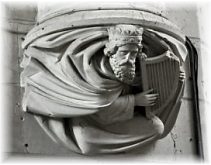 Le roi David jouant de la lyre, culot  la retombée d'un arc, abbatiale de la Trinité à Beaulieu-les-Loches