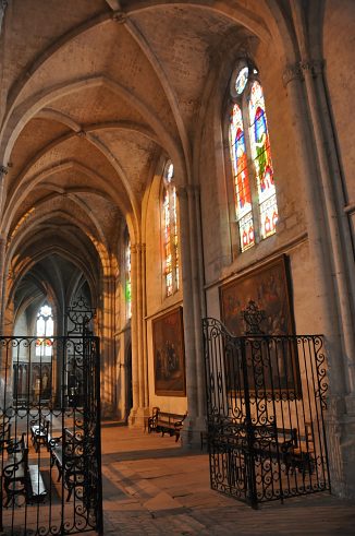 Le bas-côté sud du chœur et les grilles menant au déambulatoire.