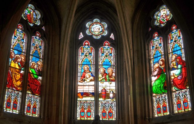 La verrière de la chapelle absidiale du Saint–Sacrement illustre la Cène.