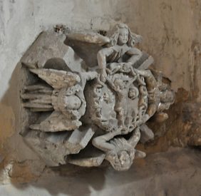 Ancienne clé de voûte en bas-relief