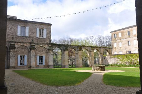 Le cloître occidental avec son puits.