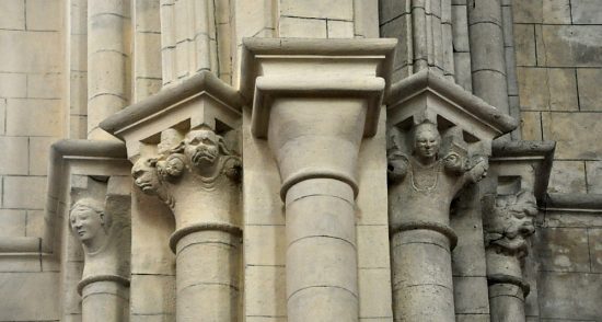 Chapiteaux du roman tardif dans la nef (aux alentours de 1200).