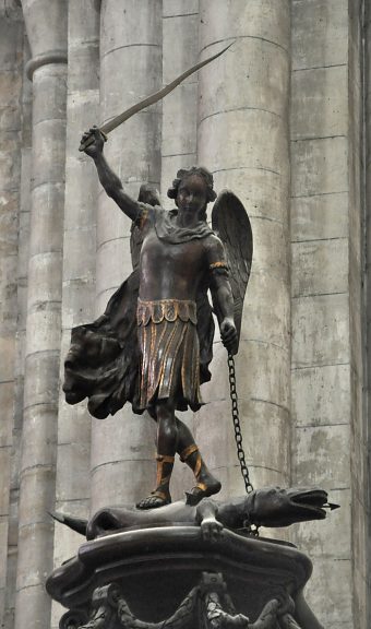 L'archange saint Michel sur l'abat-son de la chaire à prêcher.