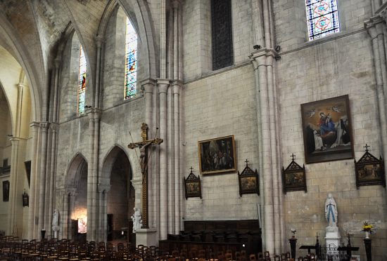 Le côté nord de l'église avec le double passage vers la chapelle Notre–Dame (XIVe siècle).