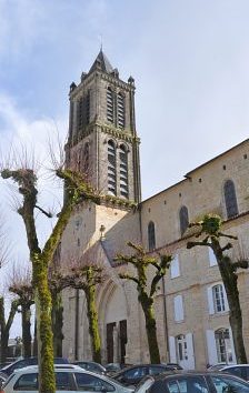 Le clocher (XIXe siècle) et le portail nord.