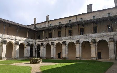 Le cloître du prieuré Saint-Pierre (début du XVIIIe  siècle).