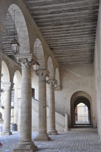 Le rez-de-chaussée et sa colonnade de cinq piles à chapiteaux.